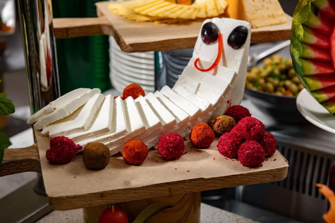 Park Inn By Radisson Makkah Aziziyah Mekka Zewnętrze zdjęcie A cheese board with a cheese cat