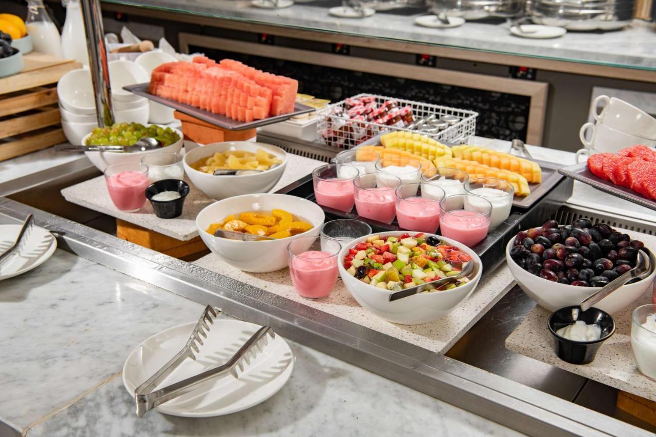 Park Inn By Radisson Makkah Aziziyah Mekka Zewnętrze zdjęcie A buffet breakfast at a luxury hotel