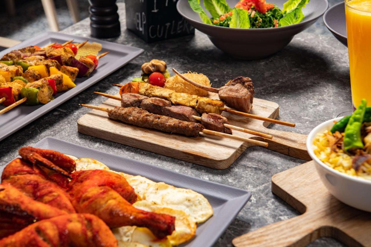 Park Inn By Radisson Makkah Aziziyah Mekka Zewnętrze zdjęcie A buffet at a luxury hotel