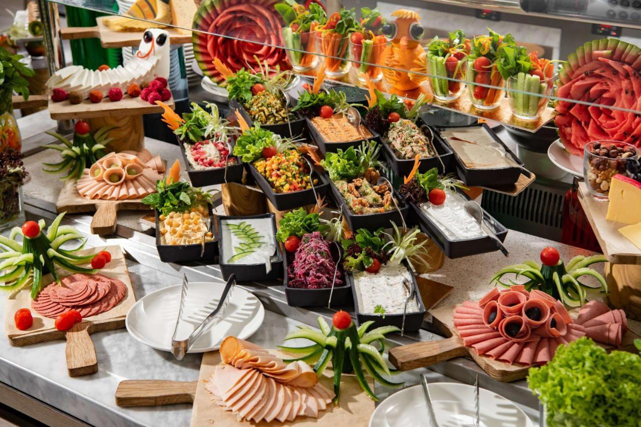 Park Inn By Radisson Makkah Aziziyah Mekka Zewnętrze zdjęcie A buffet at a luxury hotel