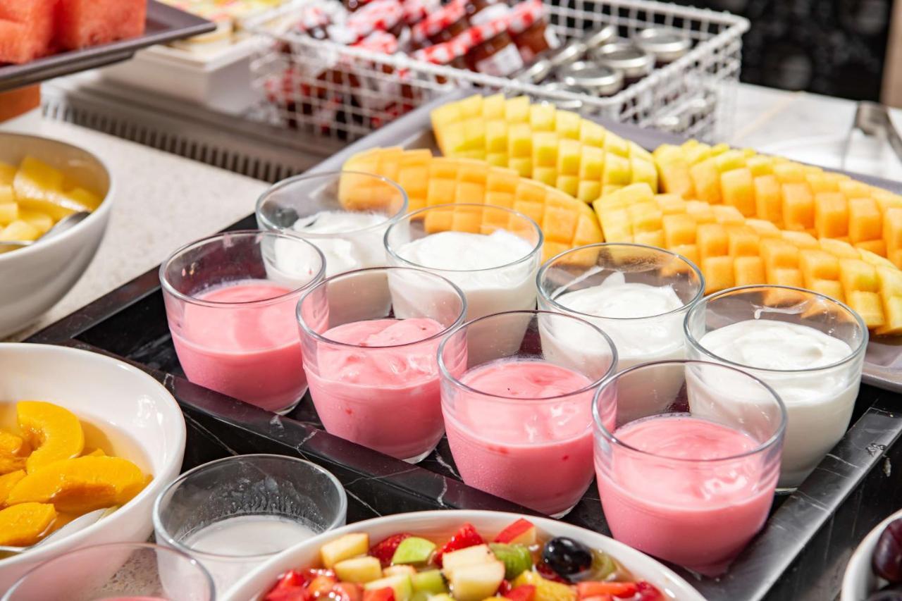 Park Inn By Radisson Makkah Aziziyah Mekka Zewnętrze zdjęcie Yogurt and fruit at a buffet breakfast
