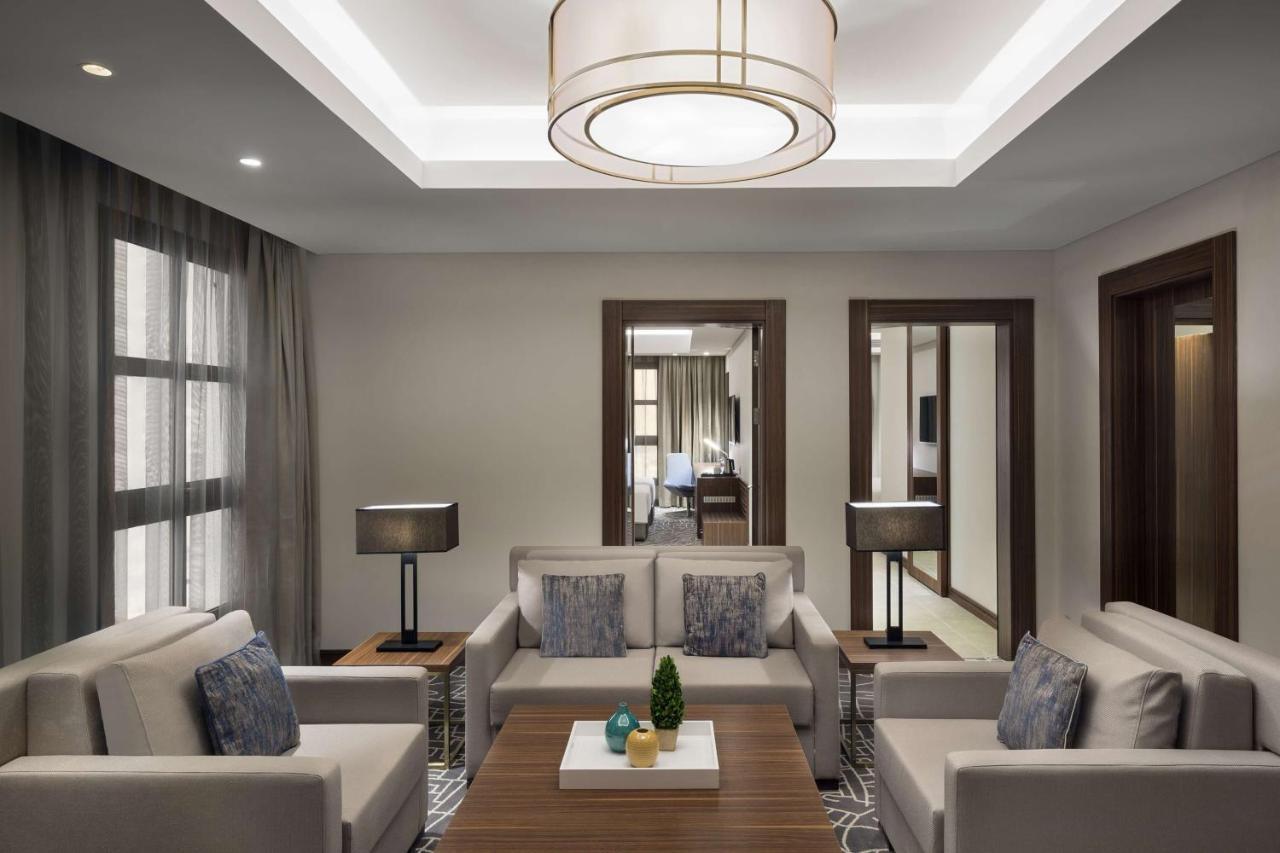 Park Inn By Radisson Makkah Aziziyah Mekka Zewnętrze zdjęcie A living room in a suite at the hotel